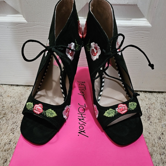 Betsy Johnson Floral Embroidered Heels - Picture 3 of 5